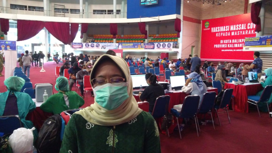Kepala DKK Kota Balikpapan Andi Sri Juliarty saat memantau jalannya vaksinasi di Gedung Balikpapan Sport and Convention Center (BSCC) atau Dome Balikpapan (Yudi Hadi)