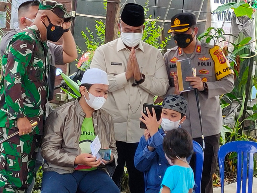 Arga, Arya, dan Aira didampingi Forkopimda Kukar menerima panggilan telepon dari Presiden Jokowi, Rabu (28/7) (foto: Reza Fahlevi/Korankaltim.com)