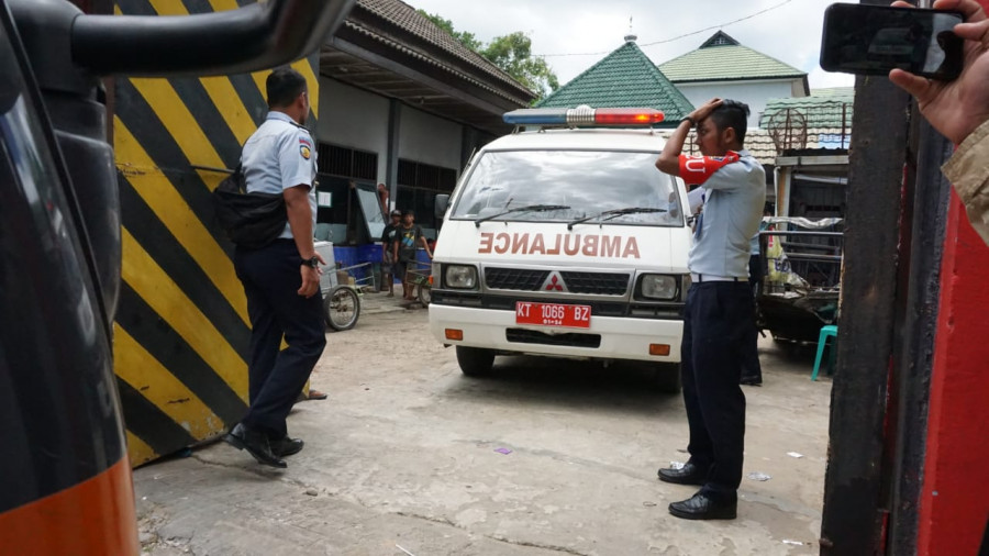 Saat ini jenazah dibawa ke RSUD A.W.Sjahranie guna dilakukan visum, kemudian akan dibawa kembali ke Rutan untuk dimandikan kemudian dimakamkan. (Foto: Nancy/korankaltim.com)