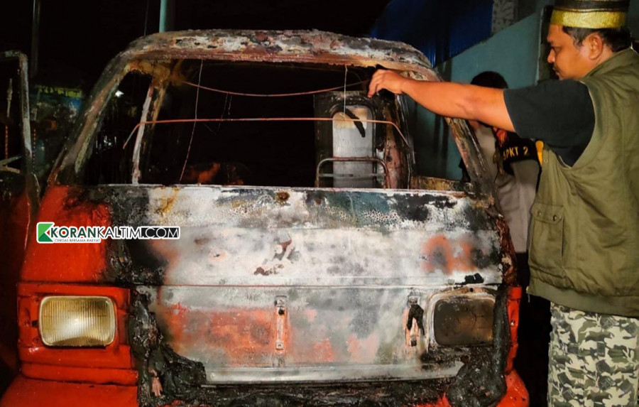 Angkot milik Tarsi (41) yang dibakar gara-gara sakit hati tak dinikahi, Minggu (15/8/2022) tadi malam. (Foto: Dok.Korankaltim.com)