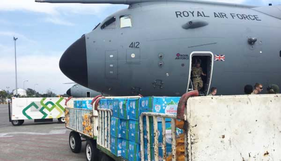 Pesawat angkatan udara Kerajaan Inggris yang telah mendarat di Bandara SAMS Sepinggan Balikpapan. Pesawat A400 ini mengangkut tenda, terpal dan peralatan lainnya yang dibutuhkan korban gempa di Sulawesi Tengah. (Hendra/KoranKaltim.Com)