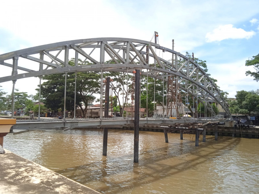 Pembangunan Jembatan Penyeberangan Orang yang menghubungkan antara Masjid Al-Misbah dengan Jalan Tepian Sholawat (Claudius Vico/Korankaltim.com)