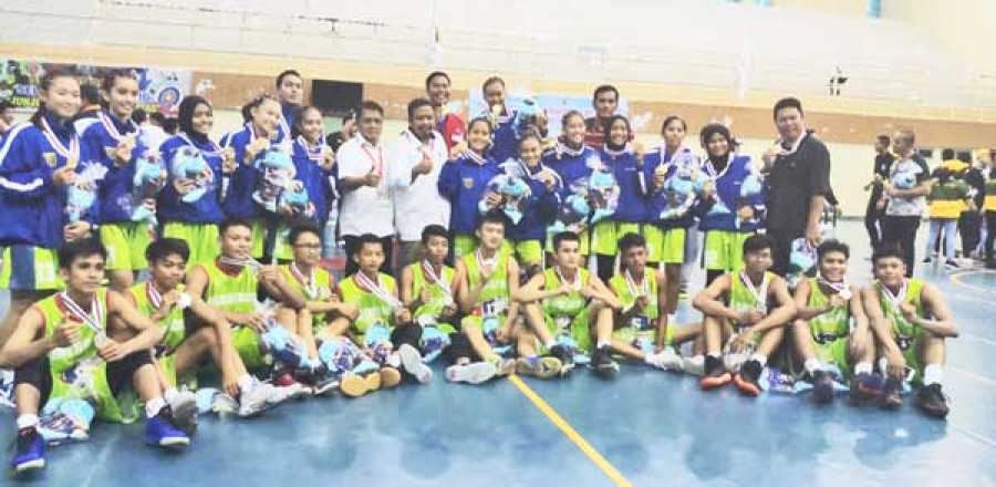 PAMER MEDALI : Tim basket putra putri Samarinda usai laga final berhadapan dengan Balikpapan, Kamis (27/9) kemarin, di GOR Serba Guna, Kompleks Stadion Madya Sempaja. ( rGN / KORANKALTIM )