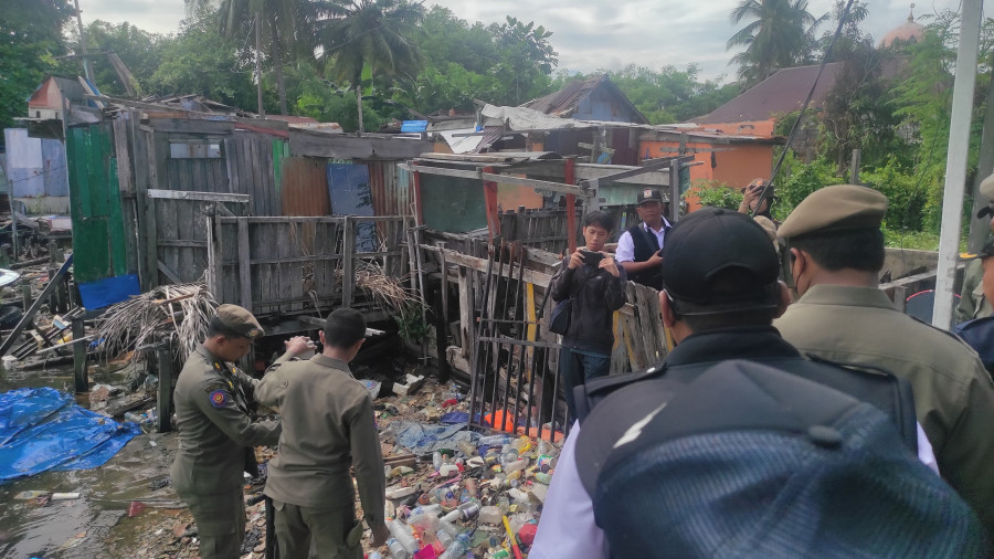 Pemerintah Kota Balikpapan bersama dengan Pengadilan Negeri (PN) Balikpapan menggelar konstatering dan eksekusi lahan pembangunan rumah sakit Balikpapan Barat, di Gang Perikanan RT 16, Kelurahan Baru Ulu, Balikpapan Barat, Rabu (10/7/2024). (La Eko-Kor