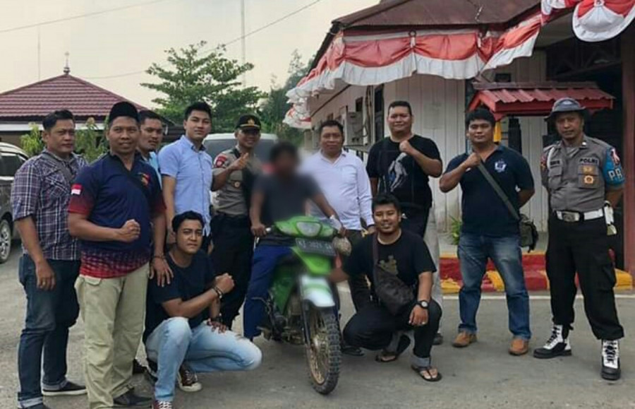 Pelaku tengah diatas motor yg saat ini sudah diamankan. (Foto: humas polres)