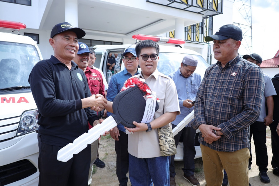 Wabup Rendi menyerahkan mobil Ambulans di Samboja. (prokom)