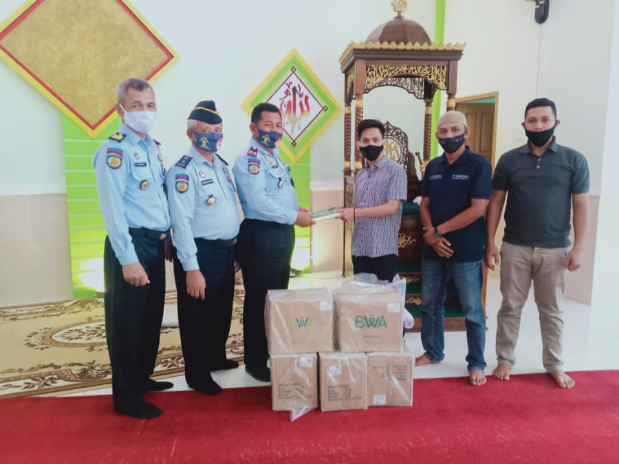 Segenap Anggota BWA Paser saat menyerahkan wakaf 100 unit Alquran. ( Foto : Dwi Cahyo / Korankaltim.com)