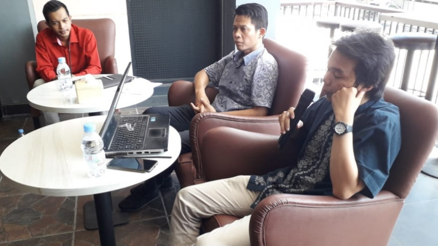 Sekjen Jamper Kaltim Ahmad Husaini (kiri) bersama Ketua Bawaslu Kaltim Saipul (tengah) dan Perwakilan KPU Kaltim saat menggelar FGD untuk mengajak milenial melek politik. (Foto : ist)