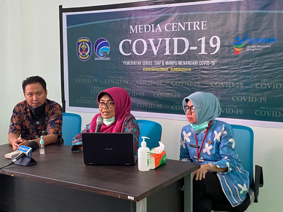 Walikota Bontang Neni Moerniaeni bersama Kepala Seksi Surveilans dan Imunisasi Penanganan COVID-19 Adi Permana, saat menggelar konferensi pers.