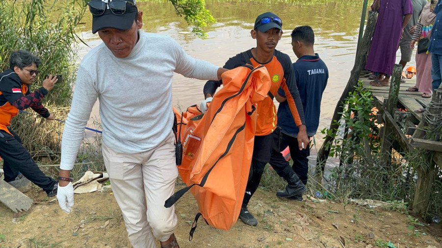 Proses evakuasi bayi yang tenggelam di sungai Sangatta. (Foto: Istimewa)