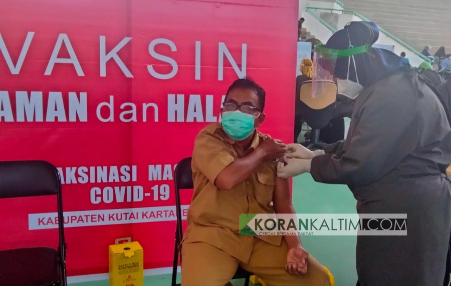 Vaksinasi massal di Gedung Bela Diri Kompleks Olahraga Stadion Aji Imbut Tenggarong Seberang (Heri/korankaltim.com)