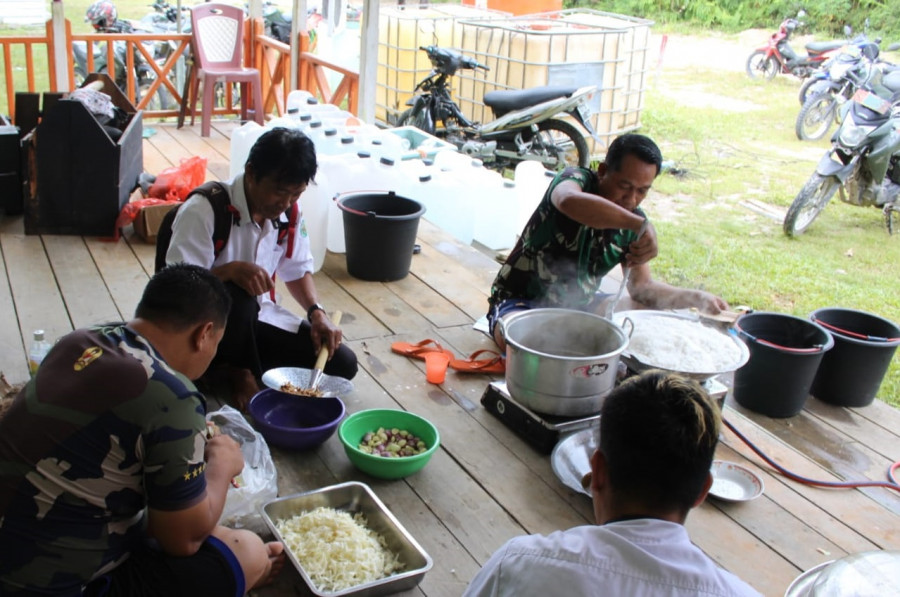 Anggota satgas pra-TMMD saat menjalin tali silaturahmi dengan aparat kampung dalam membuat santapan berbuka puasa. (Foto: Kodim 0912/KBR)