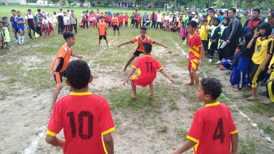 SERU - Dobak sodor yang dipertandingkan ini berjalan seru. Salah satu permainan tradisional ini perlu dilestarikan. (Hendra/KoranKaltim.Com)