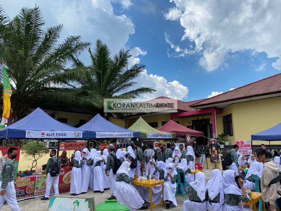 Pelaku UMKM yang dilibatkan pada pergelaran TKTB XXI memberikan asas manfaat pada berbagai sektor, tentu dapat memulihkan perekonomian negeri. (Foto: Faishal Ays/Korankaltim.com)