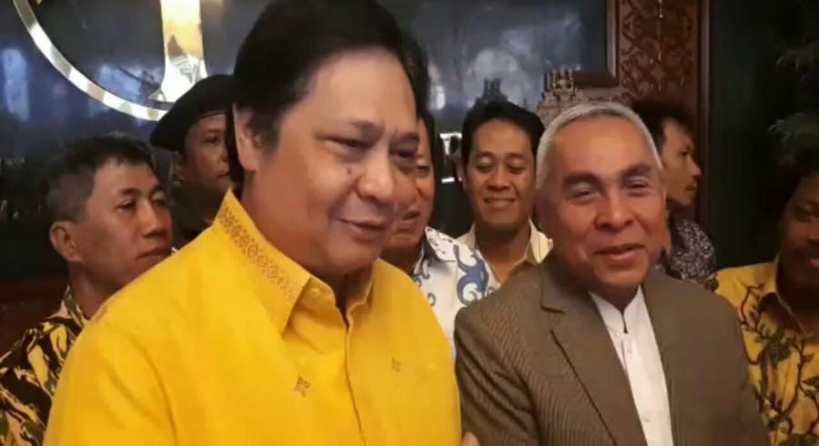 Ketua Umum Partai Golkar, Airlangga Hartato bersama Isran Noor saat memberi keterangan kepada awak media. (Hendra/Koran Kaltim)
