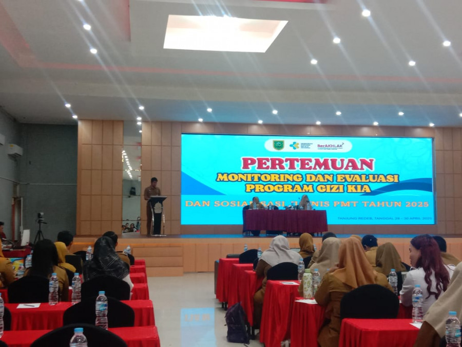 Asisten I Pemerintahan dan Kesejahteraan Rakyat, Sekkab Berau, M Hendratno Membuka Kegiatan Sosialisasi Juknis PMT lokal bagi balita dan ibu hamil KEK tahun 2025 di Ballroom Hotel SM Tower, Tanjung Redeb pada Selasa (29/4/2025). (Foto: Indri/Korankaltim.c