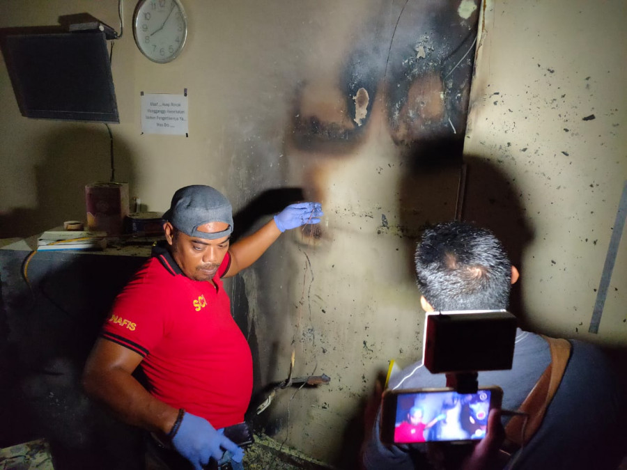 Kaur INAFIS Satreskrim Polres Kukar, Aiptu Dian Heri Wahyudi setelah melakukan identifikasi penyebab kebakaran di ruang Bendahara Pengeluaran BPKAD Kukar, Rabu (8/1/2020) malam. (Foto: Reza Fahlevi/korankaltimcom)
