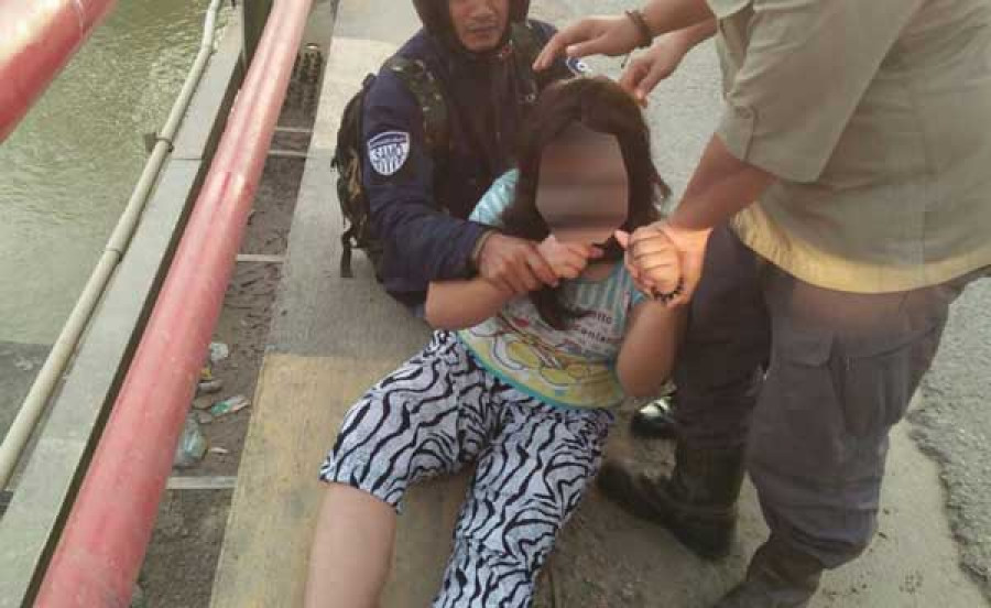 BERHASIL DISELAMATKAN- Nur Hasan yang berhaisl diselamatkan warga setelah mencoba bunuh diri dengan meloncat di jembatan Gantung Gunung Tabur.