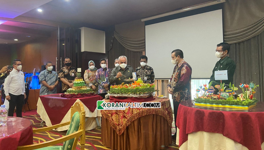 Gubernur Kaltim, Isran Noor memotong tumpeng perayaan Hari Ulang Tahunnya yang ke-64 (Foto: Permata/korankaltim.com)