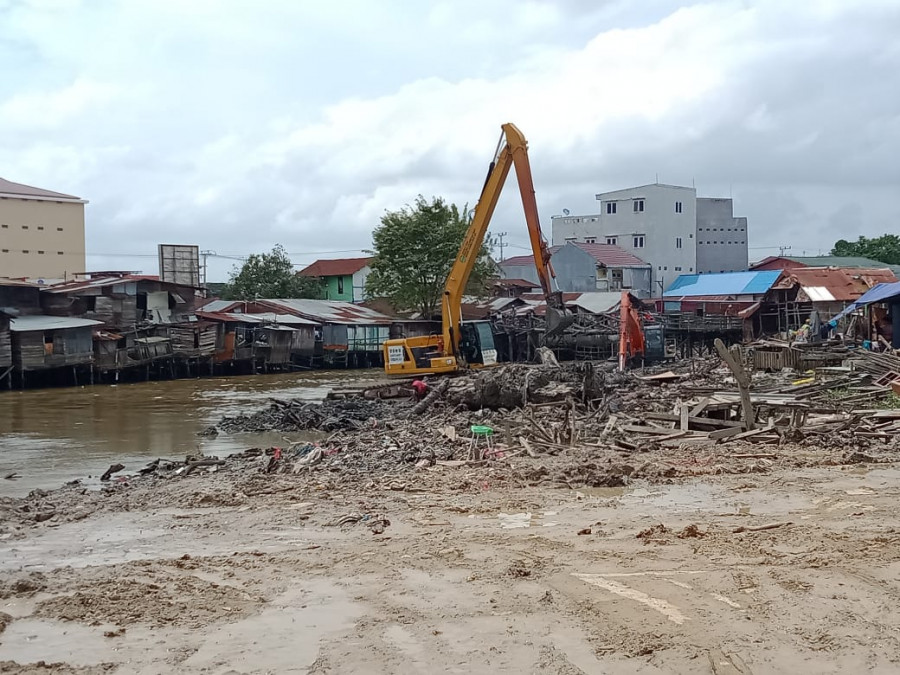 Pengerukan sedimentasi SKM di Belakang Pasar Segiri (Foto: Permata/korankaltim.com)