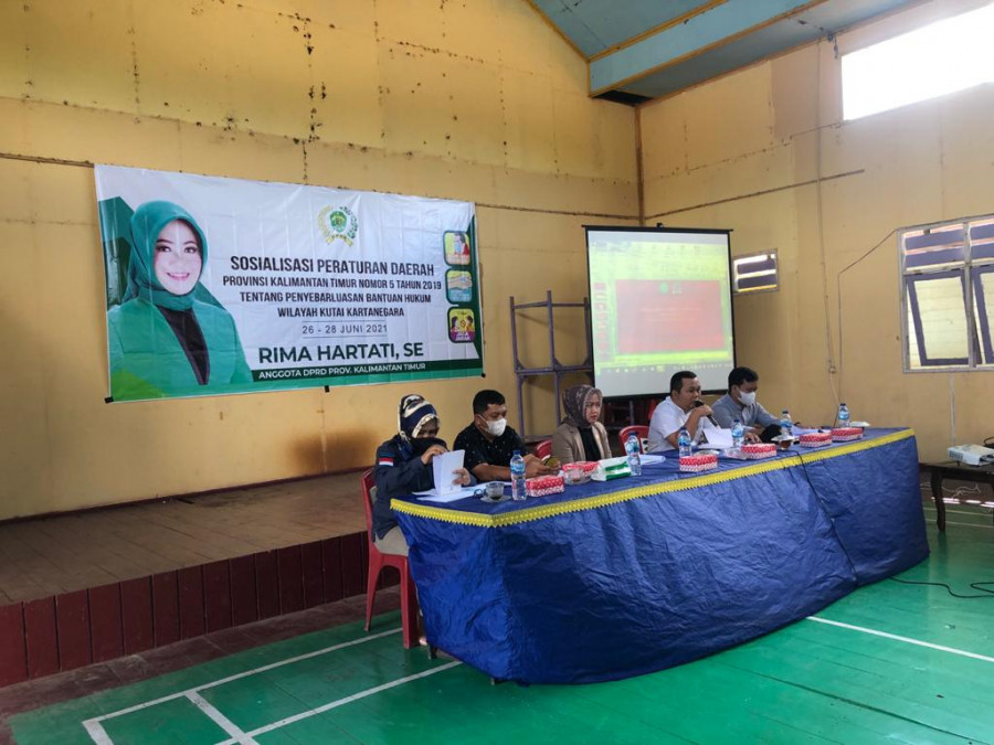 Anggota DPRD Kaltim Rima Hartati saat menggelar Sosialisasi Peraturan Daerah Nomor 5 Tahun 2019 tentang Penyelenggaraan Bantuan Hukum, Sabtu (26/6) di Desa Jembayan Tengah Kabupaten Kutai Kartanegara (Foto: Humas DPRD Kaltim )