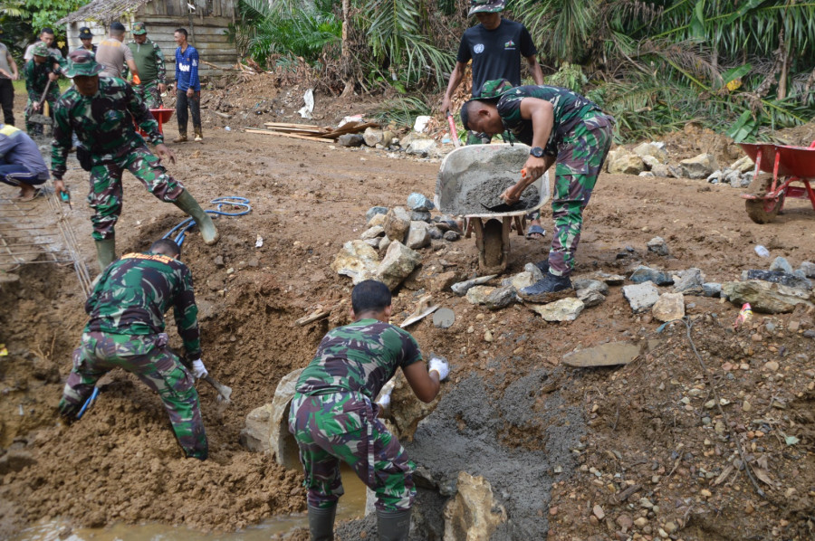 Pengerjaam Gorong-gorong oleh Personel TMMD Kodim 0904/Psr. (Istimewa).