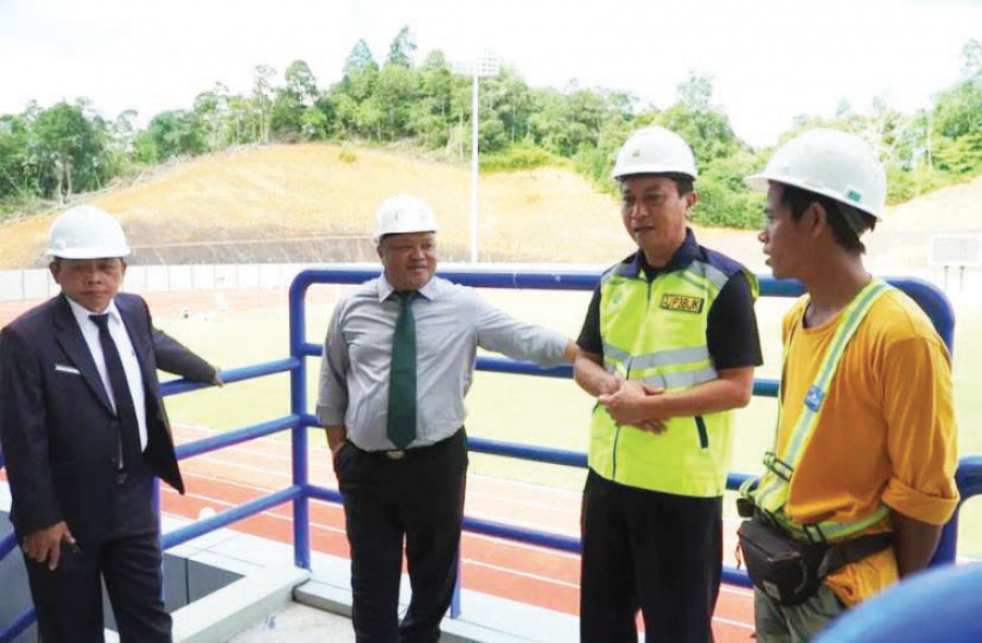 Peninjauan pembangu-nan Stadion Olympic Mini oleh Wakil Bupati Gamalis. ( Foto: Istimewa )