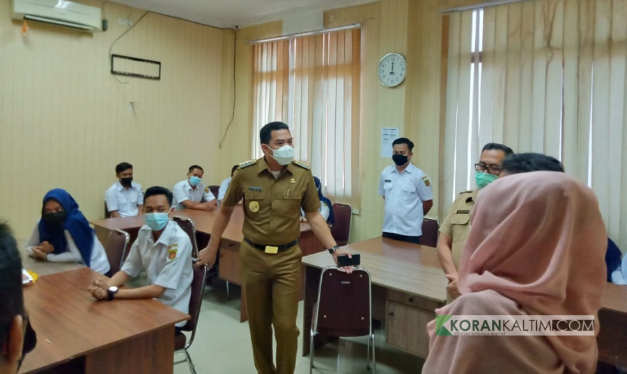 Wali Kota Samarinda, Andi Harun saat sidak ke salah satu ruangan (Claudius Vico/Korankaltim.com)
