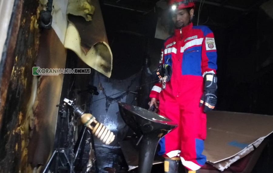Kondisi studio musik di salah satu perumahan elit di Jalan AW.Sjahranie yang dilahap api, Rabu (10/8/2022). (Foto:Nancy/Korankaltim.com)