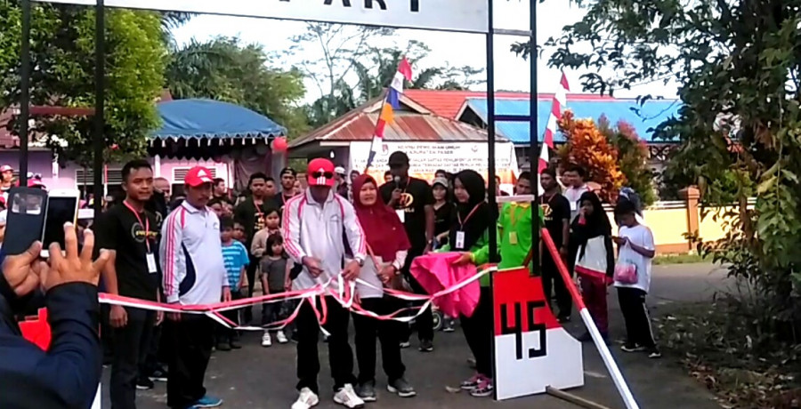 Kades sempulang memotong pita sebagai tanda di mulainya jalan sehat