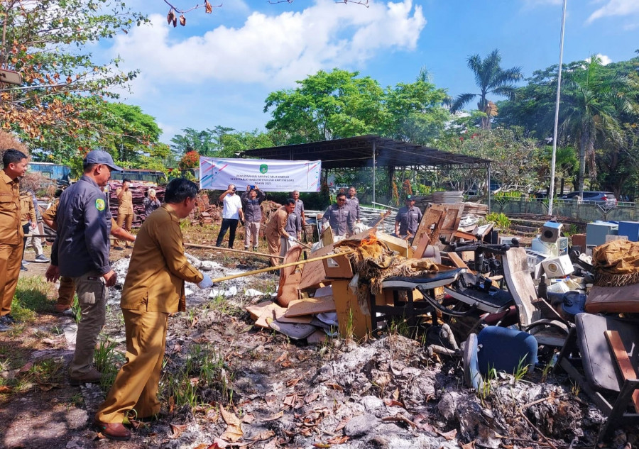 Pemusnahan aset milik daerah yang disaksikan langsung Sekda Kukar (Heri/kk)