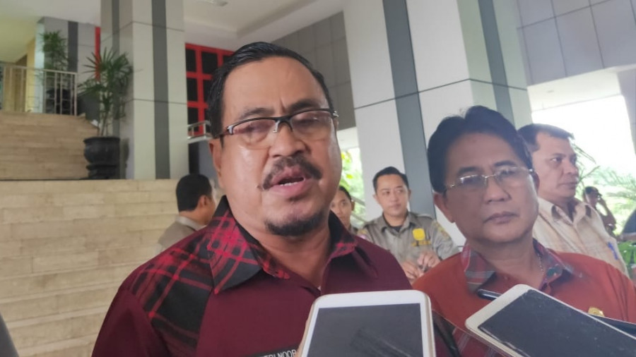 Ali Fitri Noor saat memberi keterangam kepada wartawan terkait belum bertugasnya walikota