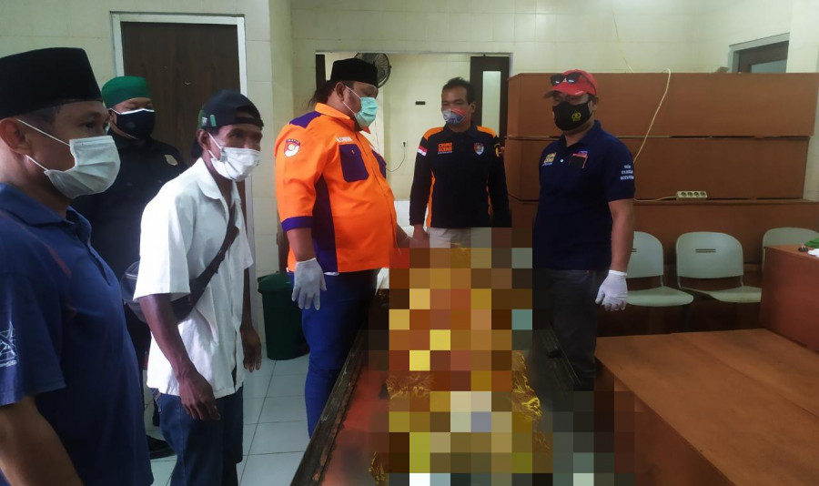 Tim Inafis Polresta Samarinda bersama keluarga korban luka bakar atas nama Muhammad Sugandhi di kamar jenazah RS SMC, untuk melihat kondisi jasad korban Rabu (15/9/2021) hari ini. (Foto:Nancy/korankaltim.com)