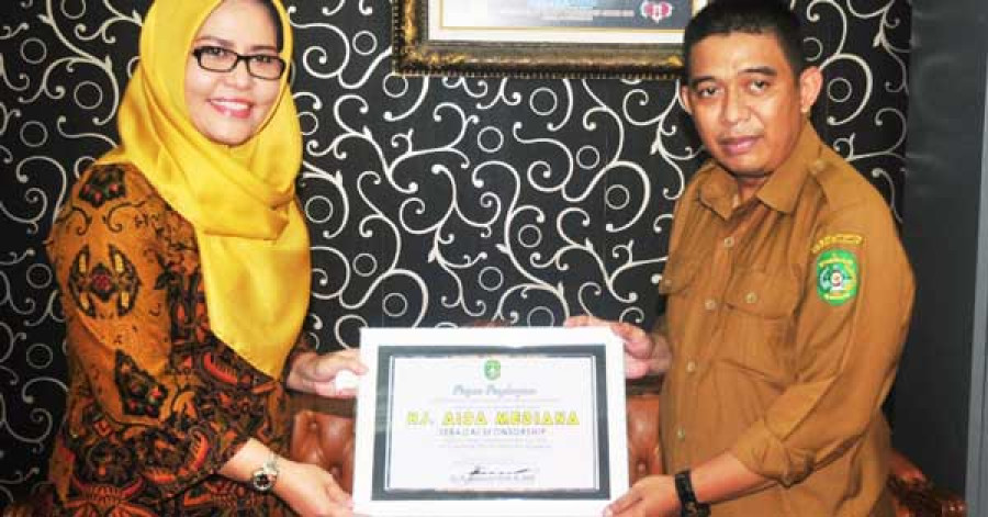 Hj Aida dan Ketua Panitia Futsal Sekda Kukar Cup (ist)