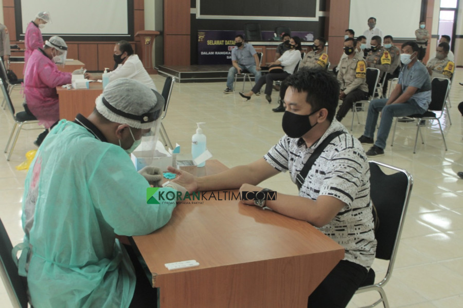 Personel Polresta Samarinda saat menjalani rapid test antigen dan antibody Senin (22/2/2021) hari ini. (Foto: Nancy/korankaltim.com)