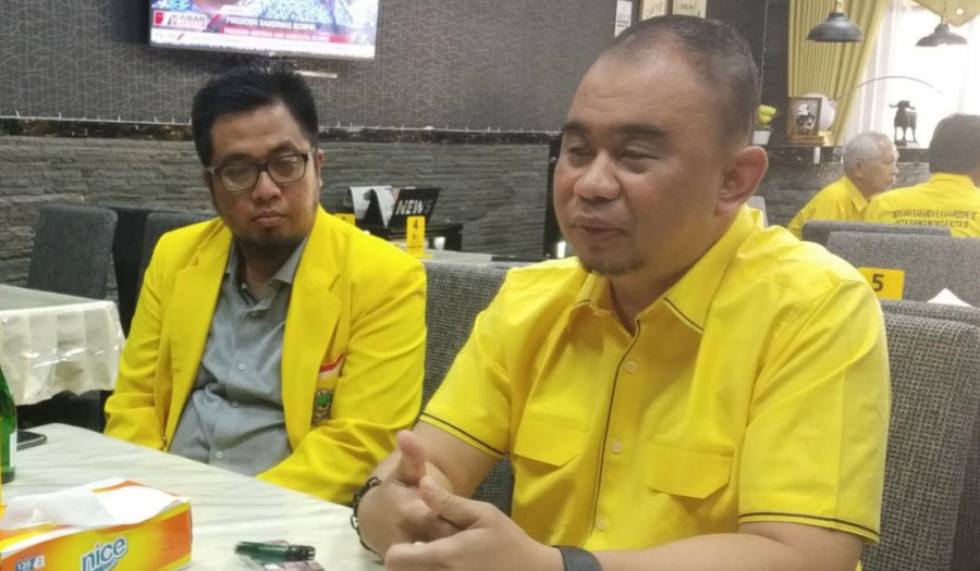 Sekretaris DPD Golkar Paser, Fadly Imawan bersama Wakil Ketua Bidang Pemuda dan Olahraga DPD Partai Golkar Paser Ihkwan Antasari