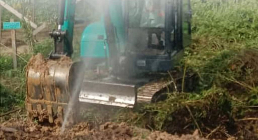 Proses perbaikan pipa yang mengalami kebocoran pelayanan pengaliran Unit Pembantu Senyiur Kecamatan Muara Ancalong. (Foto: Istimewa)