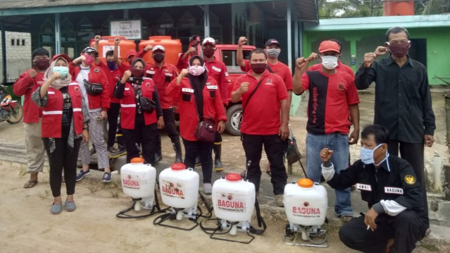 Tim Relawan BAGUNA DPD PDI Perjuangan Kaltim usai menggelar penyemprotan disinfektan di sejumlah kelurahan. (Foto:Romi/KoranKaltim.Com)