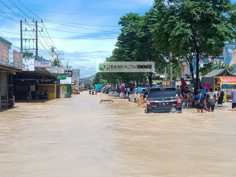 Kondisi banjir yang ada di Jalan DI Panjaitan (Claudius Vico/Korankaltim.com)