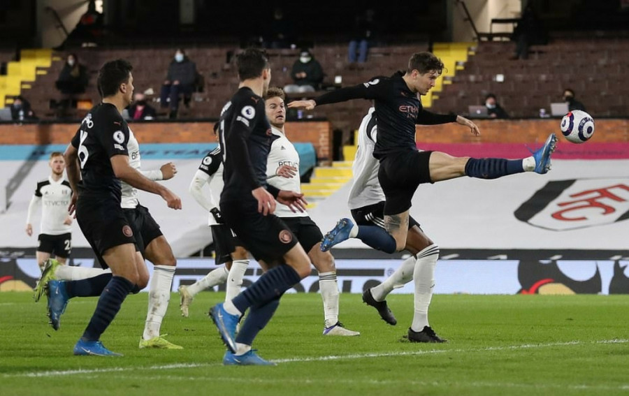 Gol yang dicetak John Stones (depan) jadi pembuka kemenangan besar Manchester City di markas Fulham. (Foto: dailymail)