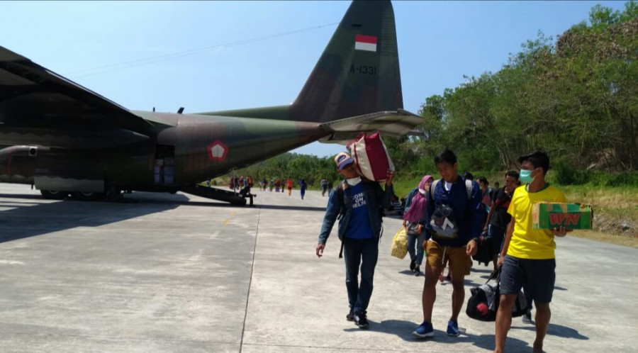 GELOMBANG PENGUNGSI - Rombongan pengungsi yang baru turun dari pesawat Hercules di Base Ops Dhomber Lanud Balikpapan. Diantara mereka ada yang ingin menetap dan mencari pekerjaan di Kaltim. (Hendra/KoranKaltim.Com)