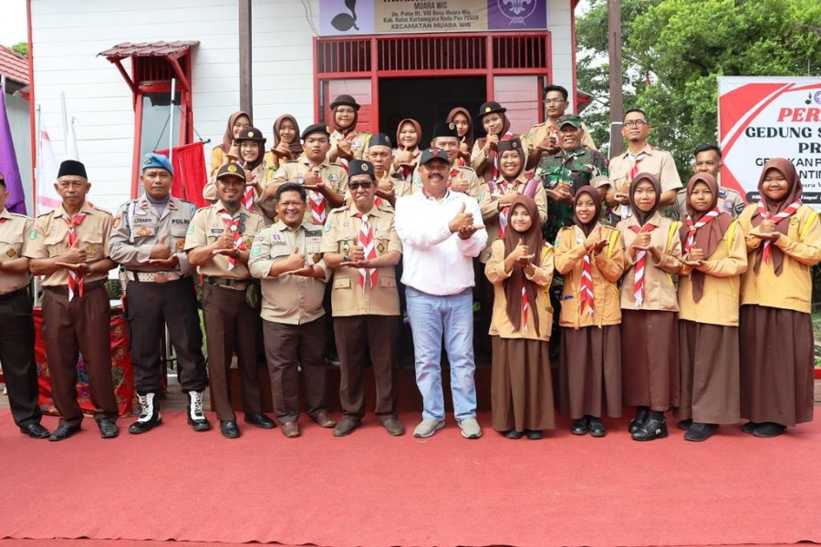 Bupati Edi Damansyah meresmikan Sekretariat Pramuka Muara Wis.(Foto: Prokom)