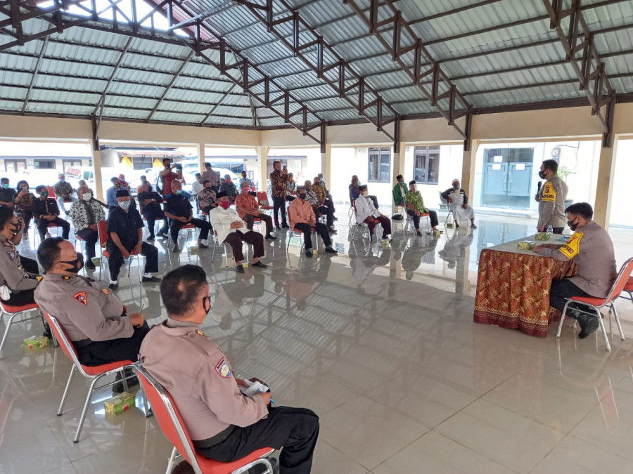 Kapolres Bontang AKBP Hanifa Martunas Siringoringo bersama Wakapolres dan para perrwira Polres Bontang, Jumat (20/8/2020) di aula Paramasatwika Polres Bontang menggelar pertemuan dengan para tokoh masyarakat di Kota Bontang. (Foto: Olis/korankaltim.com)