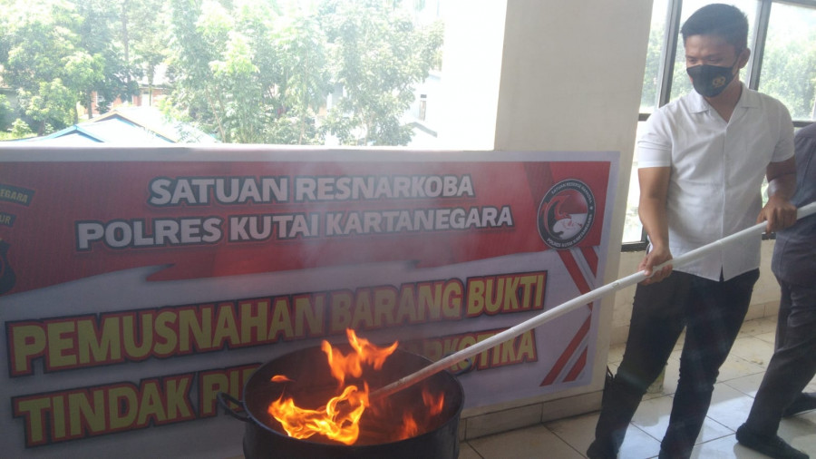 Satres Narkoba Polres Kukar saat menunjukkan barang bukti narkoba jenis sabu yang kemudian dimusnahkan dengan cara dibakar. (Handayan/korankaltim.com)