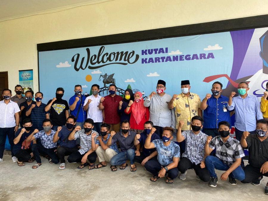 Bupati Kukar Edi Damansyah bersama para korban penyalahgunaan narkoba yang menjalani rehab di Yayasan Sekata. (Foto: Istimewa)