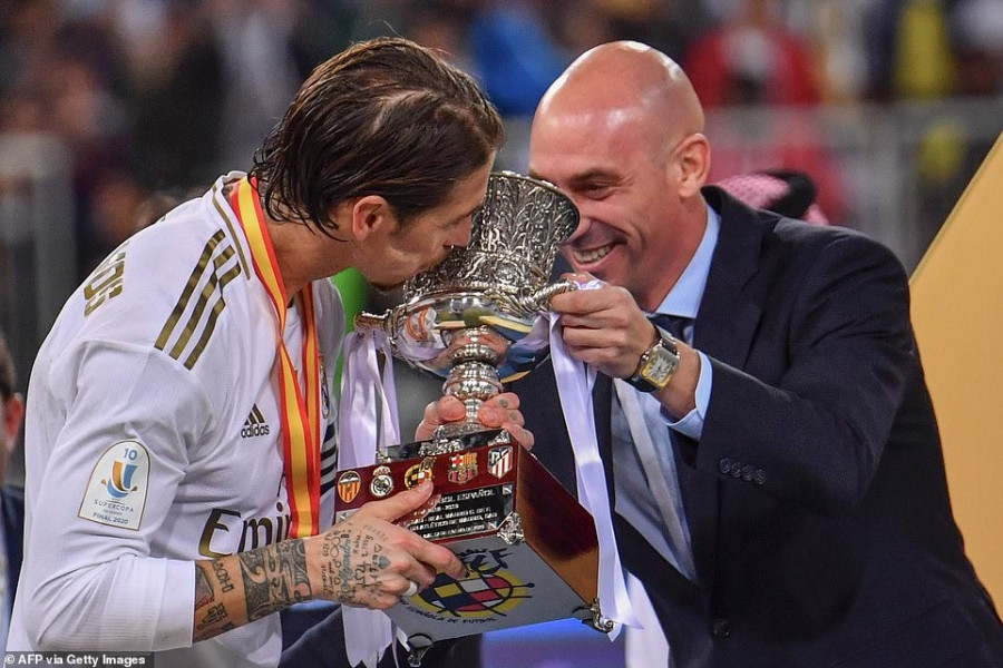 Kapten Real Madrid Sergio Ramos langsung mencium trofi Supercopa de Espana saat menerimanya usai Los Blancos juara dengan mengalahkan Atletico Madrid via adu penalti. (dailymail)