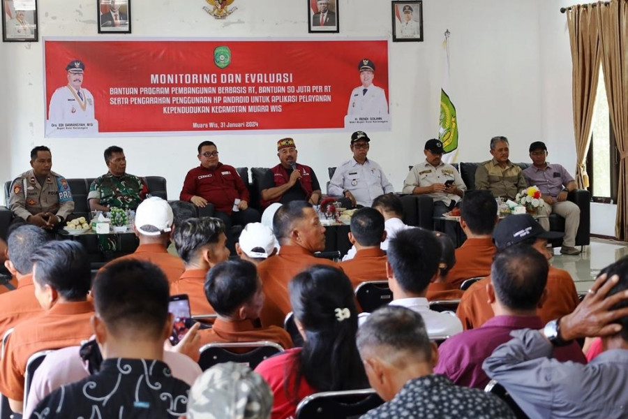 monitoring dan evaluasi bantuan program pembangunan 50 juta per RT di Muara Wis (prokom)