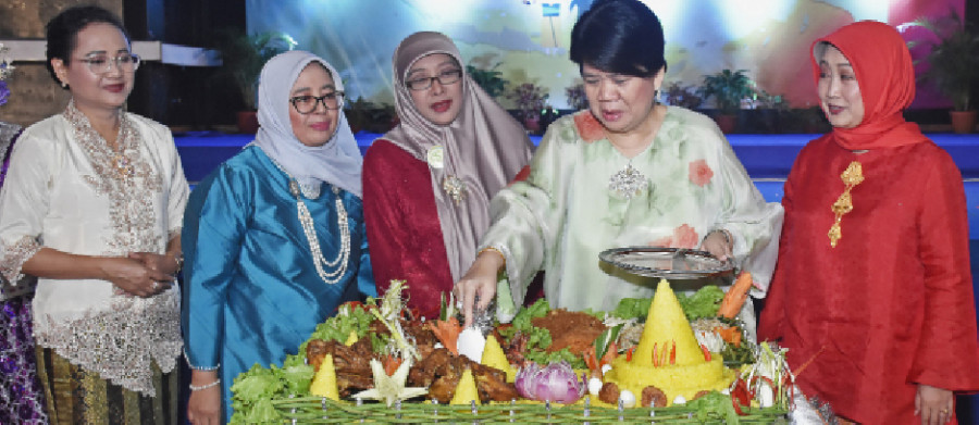 Ketua PIKA PKT memotong tumpeng HUT pika pkt ke-18 Tahun ( Olis / korankaltim)