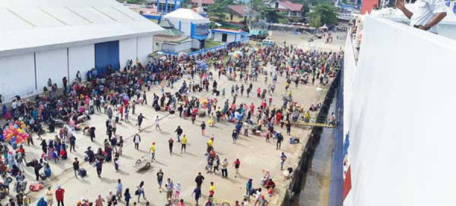 ARUS BALIK : Ribuan penumpang memadati Pelabuhan Samarinda setelah sebuah kapal dari Pare-Pare bersandar. Kemarin diperkirakan merupakan puncak dari arus balik. ( dor / korankaltim)