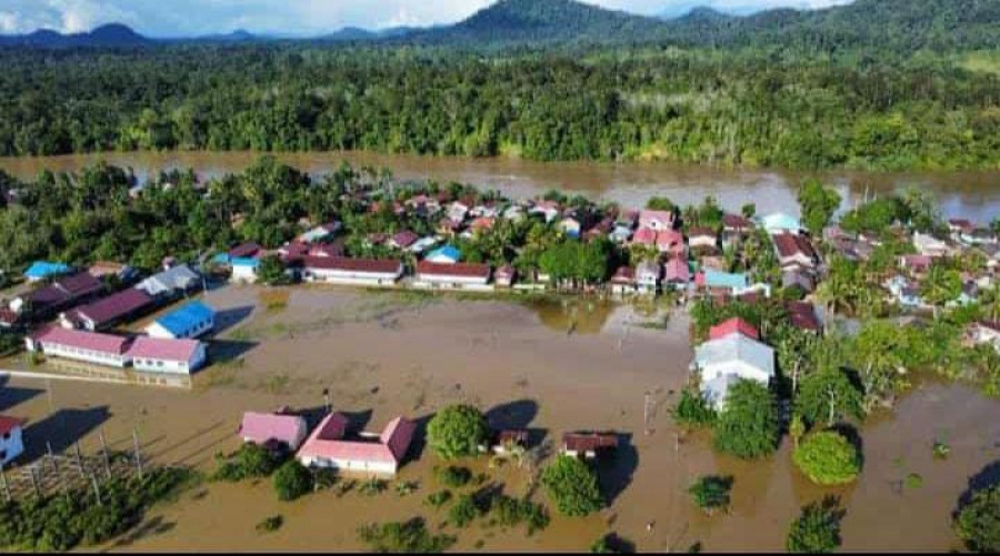 Banjir yang menerjang Mahulu beberapa waktu lalu, mengisolir kabupaten tersebut yang membuat sulitnya distribusi bantuan. (dokfb)